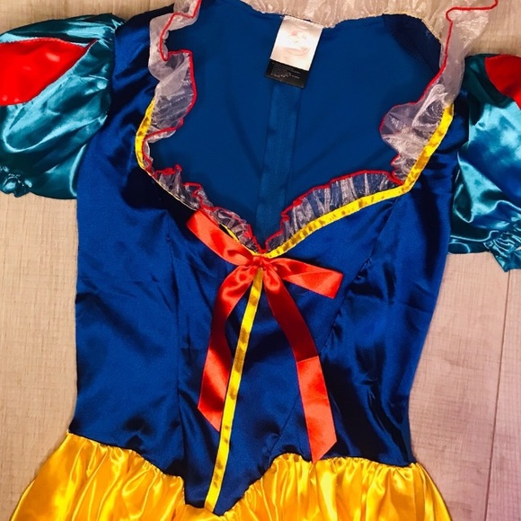 Sexy Snow White - Picture 7 of 16
